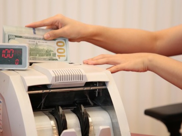 Kinh doanh - Giá USD ngân hàng tăng mạnh