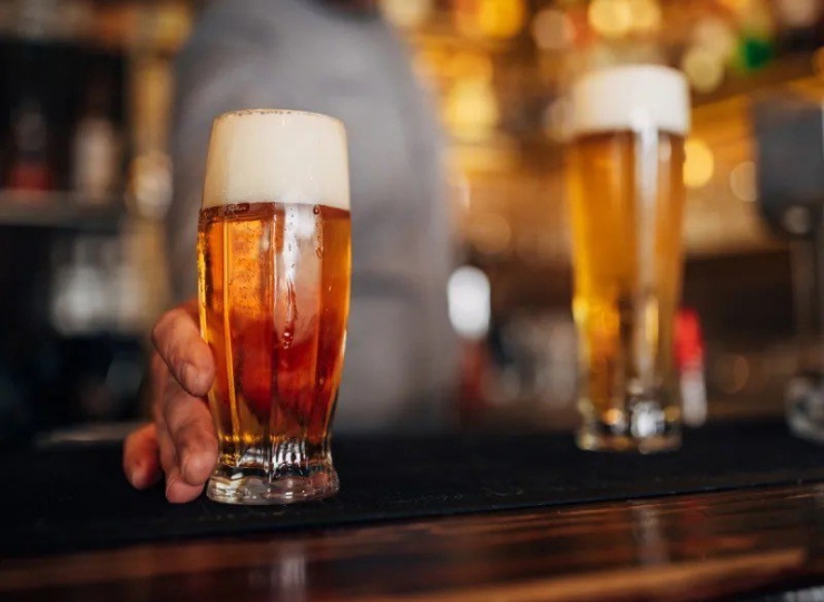Hàng ngày uống quá nhiều bia sẽ khiến hệ thống miễn dịch suy yếu. Ảnh: Shutterstock