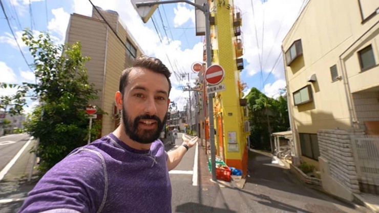 Norm Nakamura, một YouTuber có 884.000 người theo dõi, đã quay phim đến thăm "căn hộ điên rồ nhất Nhật Bản". Căn nhà siêu mỏng này gây chú ý ngay từ xa nhờ màu gạch ốp vàng sáng bên ngoài. Nó có dạng hình thang, và nơi mỏng nhất chỉ rộng bằng đúng vai một người.