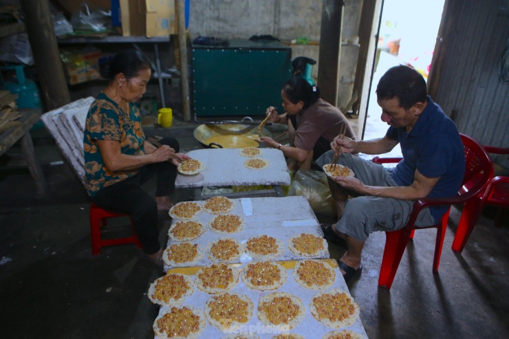 Kẹo khi nấu chín phải căn giờ. Nếu để lâu kẹo sẽ cứng, còn chưa đủ thời gian kẹo sẽ dẻo, khó bẻ thành khuôn. Vì thế người thợ nấu bánh căn chỉnh thời gian sao cho lớp kẹo lạc đổ trên bánh đa có độ dẻo vừa đủ để khi ra khuôn vẫn đẹp mắt.