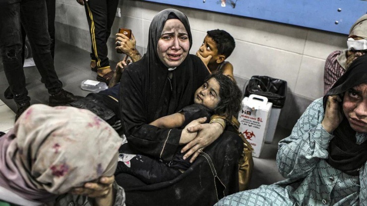 Những người Palestine bị thương chờ được điều trị sau khi bệnh viện Baptist Al-Ahli bị tấn công ngày 17-10. Ảnh: AP