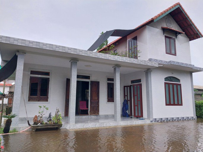 Ở vùng thấp trũng nên người dân đã làm nhà móng cao nhưng nước đã mấp mé vào hiên.