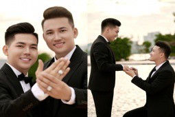 Diễn viên Hà Trí Quang quỳ gối, cầu hôn lãng mạn bạn trai yêu 7 năm