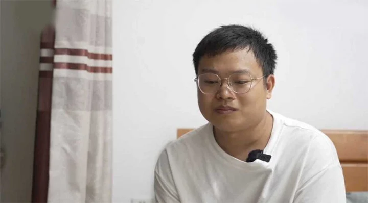 Trần Hạo rất xúc động trước số tiền lớn bố mẹ bỏ ra để kiếm mình. Ảnh:&nbsp;Jiupai News
