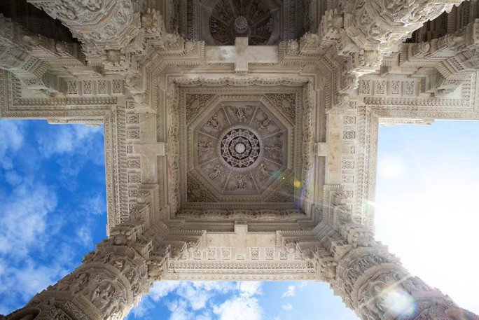 Ngôi đền trung tâm có kiến trúc mái vòm bằng đá truyền thống lớn nhất từng được xây dựng. Ảnh: Doug Hood