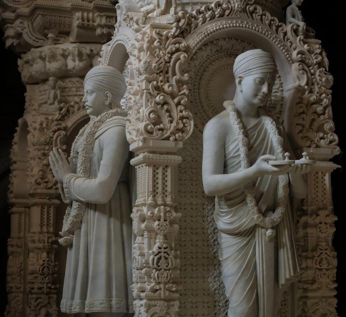 Những bức tượng điêu khắc bằng đá cao hơn 2 m trong ngôi đền. Ảnh: BAPS Swaminarayan Akshardham
