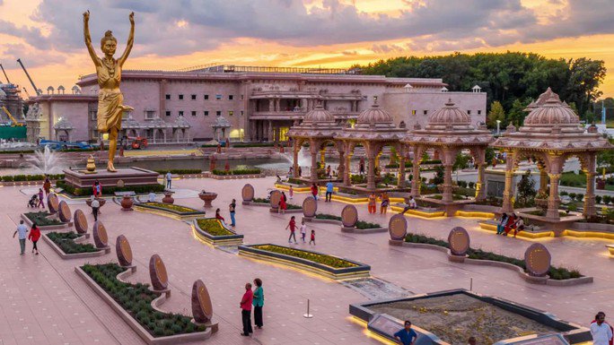 Ngôi đền sẽ mở cửa gần như hàng ngày cho công chúng ghé thăm, du khách được chào đón cùng tham gia các nghi thức cầu nguyện. Ảnh: BAPS Swaminarayan Akshardham