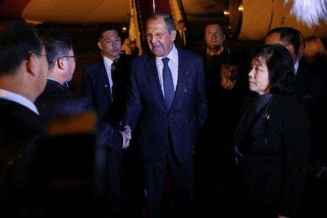 Ngoại trưởng Sergei Lavrov được đón tại sân bay ở Bình Nhưỡng. (Ảnh: Reuters)