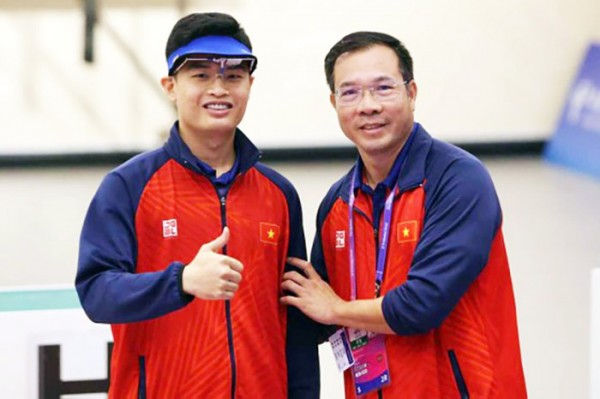 Xạ thủ Phạm Quang Huy (trái) sẽ phải đối mặt với áp lực của nhà vô địch ASIAD tại Giải bắn súng vô địch châu Á sắp tới.