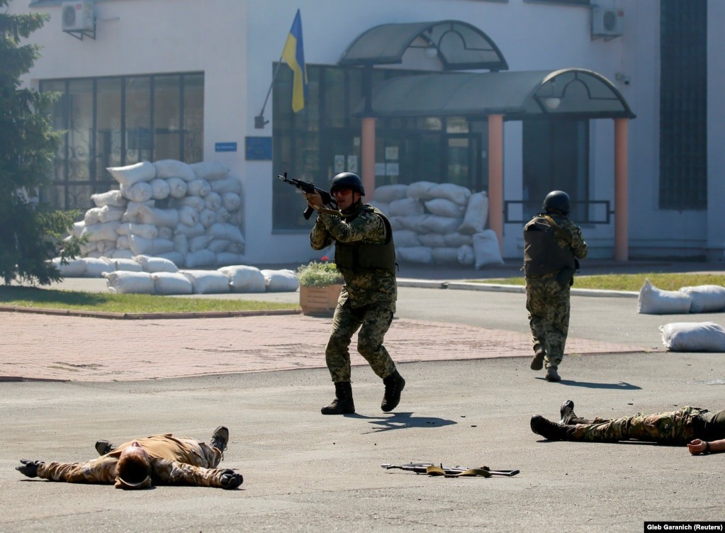 Binh sĩ Ukraine diễn tập tác chiến trong môi trường đô thị. Ảnh: Reuters