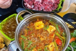 Sức khỏe đời sống - Sau 10 phút ăn lẩu ở vỉa hè, 5 người bất ngờ bị ngộ độc, chuyên gia khuyến cáo thực phẩm nếu có dấu hiệu này tuyệt đối không ăn!