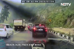 Phi thường - kỳ quặc - Xe ô tô đang di chuyển thì bất ngờ gặp vụ lở đất, cảnh tượng sau đó khiến ai cũng sợ hãi