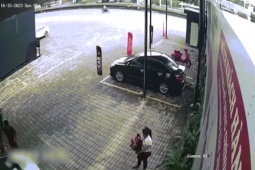 Ô tô - Clip: "Dở khóc dở cười" khi xe vừa ra khỏi showroom đã gặp nạn