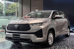 Tin tức ô tô - Vừa ra mắt xe Toyota Innova Cross đã có tình trạng "mua bia kèm lạc"