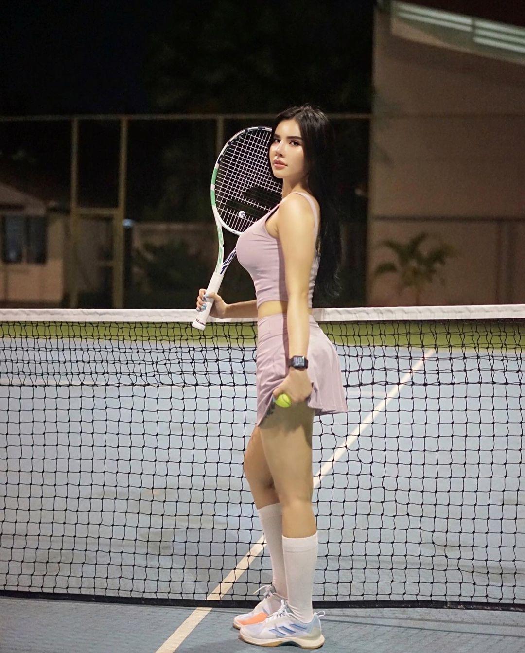 Nữ MC thể thao gần 10 năm không ăn cơm diện đồ đánh tennis bốc lửa - 4