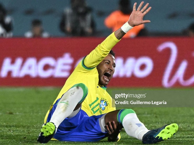 Neymar đau đớn ôm chân khi gặp chấn thương