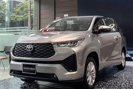 Vừa ra mắt xe Toyota Innova Cross đã có tình trạng "mua bia kèm lạc"