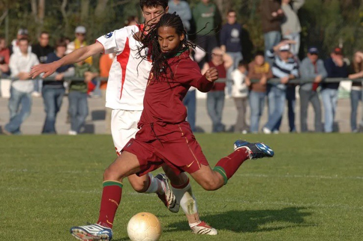 Paim (áo bã trầu) có tiềm&nbsp;năng trở thành cầu thủ bóng đá giỏi nhất hành tinh