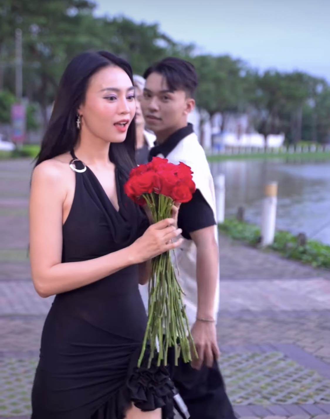 Điểm nhấn của trang phục là họa tiết hoa hồng 3D -&nbsp;từng được coi là biểu tượng của&nbsp;Dolce &amp; Gabbana khi được nhà mốt này lăng xê trên sàn diễn thời trang Thu - Đông 2022.&nbsp;