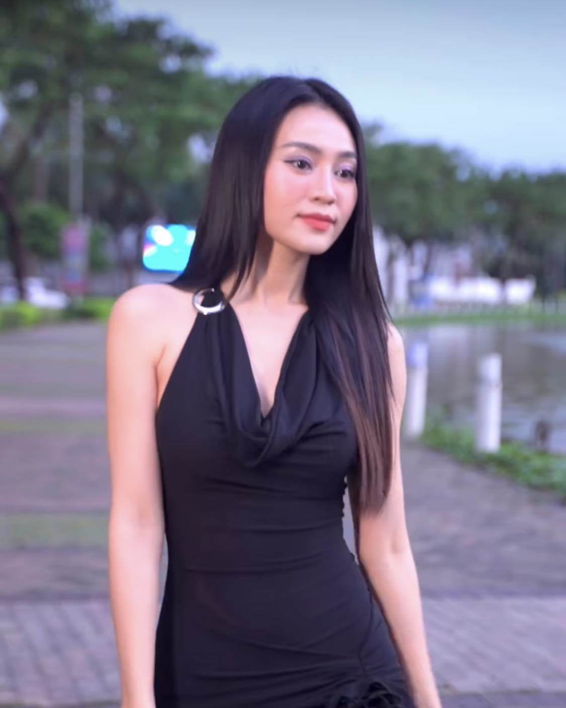 Ninh Dương Lan Ngọc quyến rũ nồng nàn trong chiếc váy đen đuôi cá.