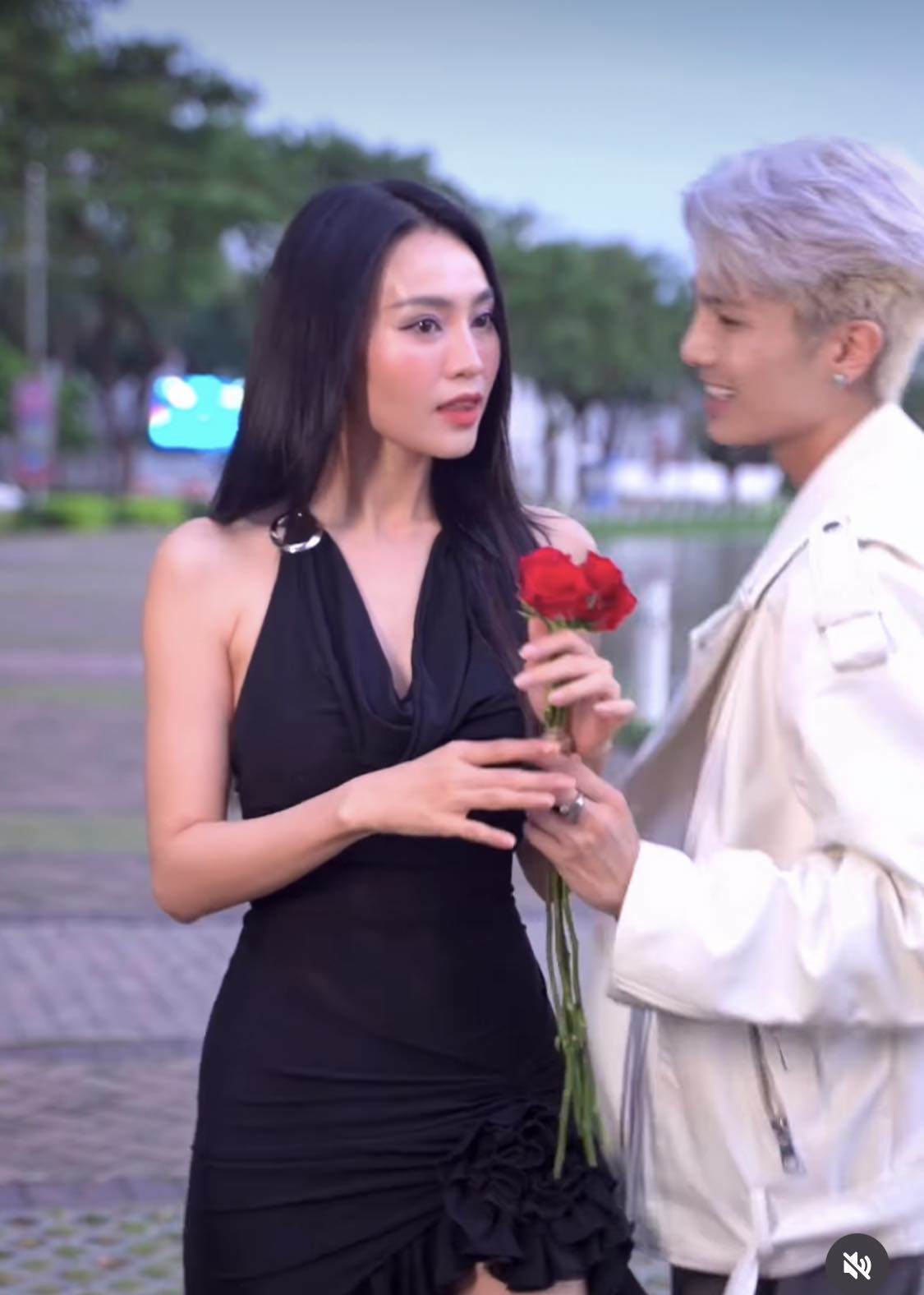 “Một bông hồng nở trên má tôi nếu bạn hôn tôi. Một bông hồng nở trên váy của tôi nếu bạn nhìn vào tôi" - nhà thơ&nbsp;Alda Merini từng miêu tả.