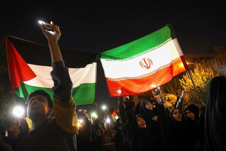 Người biểu tình ở Iran tập trung trước Đại sứ quán Anh. Ảnh: Reuters