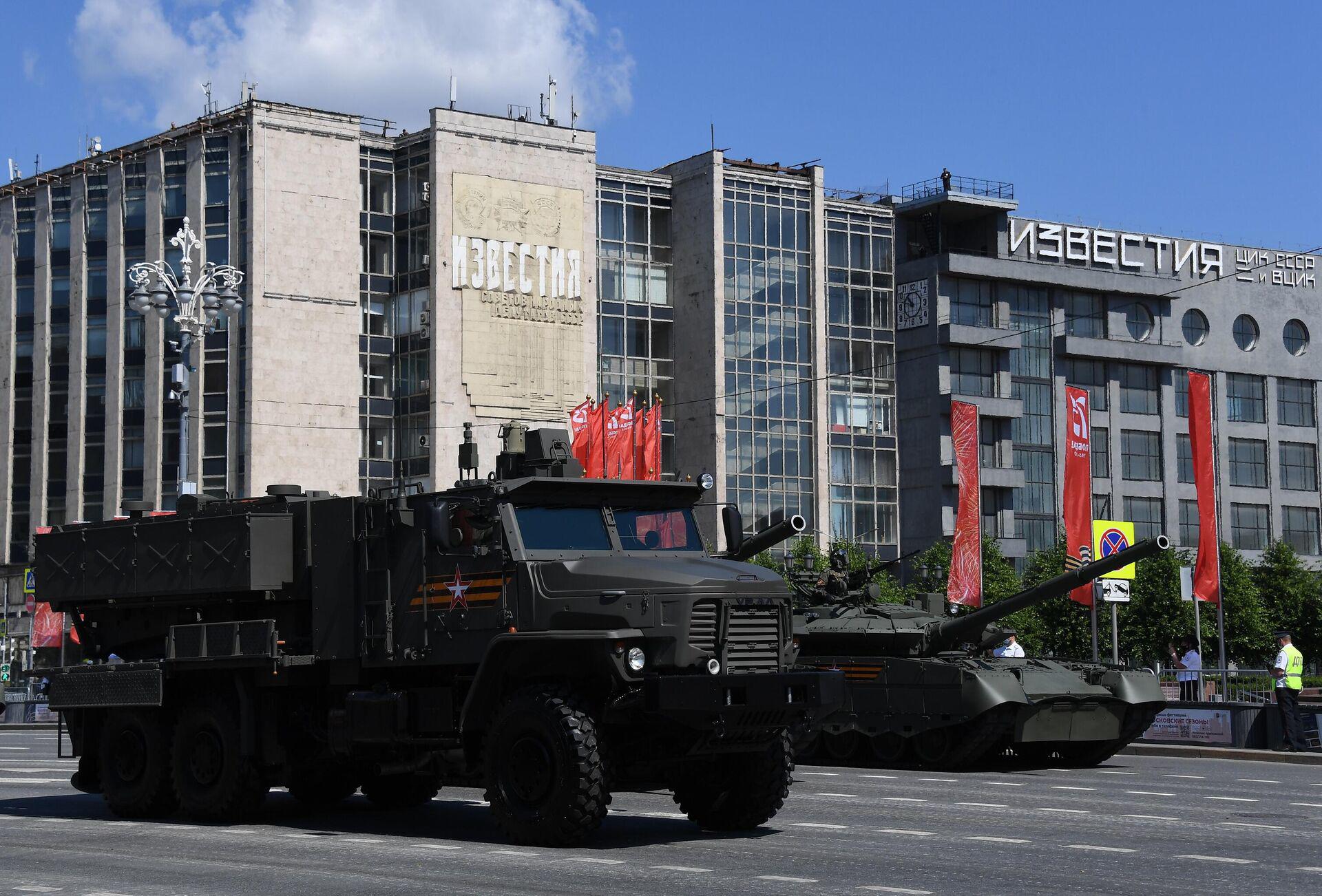 Hệ thống TOS-2 (trái)&nbsp;tham gia lễ duyệt binh ở Moscow năm 2020.