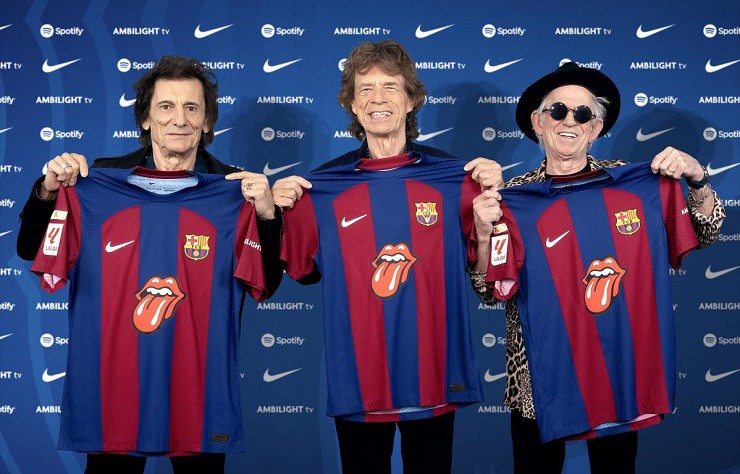 Ba thành viên của ban nhạc huyền thoại The Rolling Stones ra mắt áo đấu đặc biệt của Barcelona