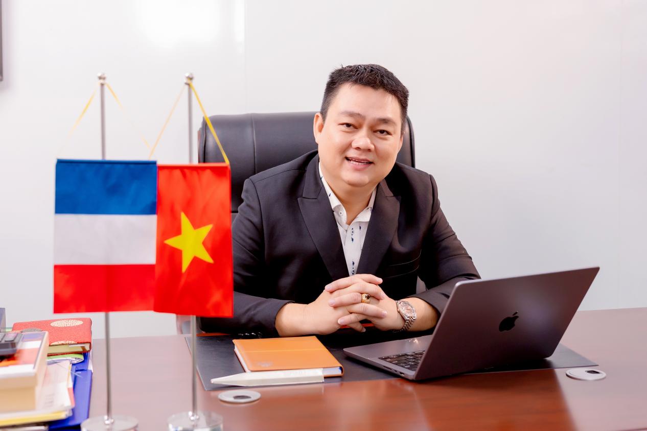Anh Võ Khắc Huy chính là người sáng lập và hiện là CEO của Công Ty TNHH Dược Phẩm LA’P Việt Nam, một công ty chuyên gia công sản xuất mỹ phẩm theo yêu cầu uy tín hiện nay