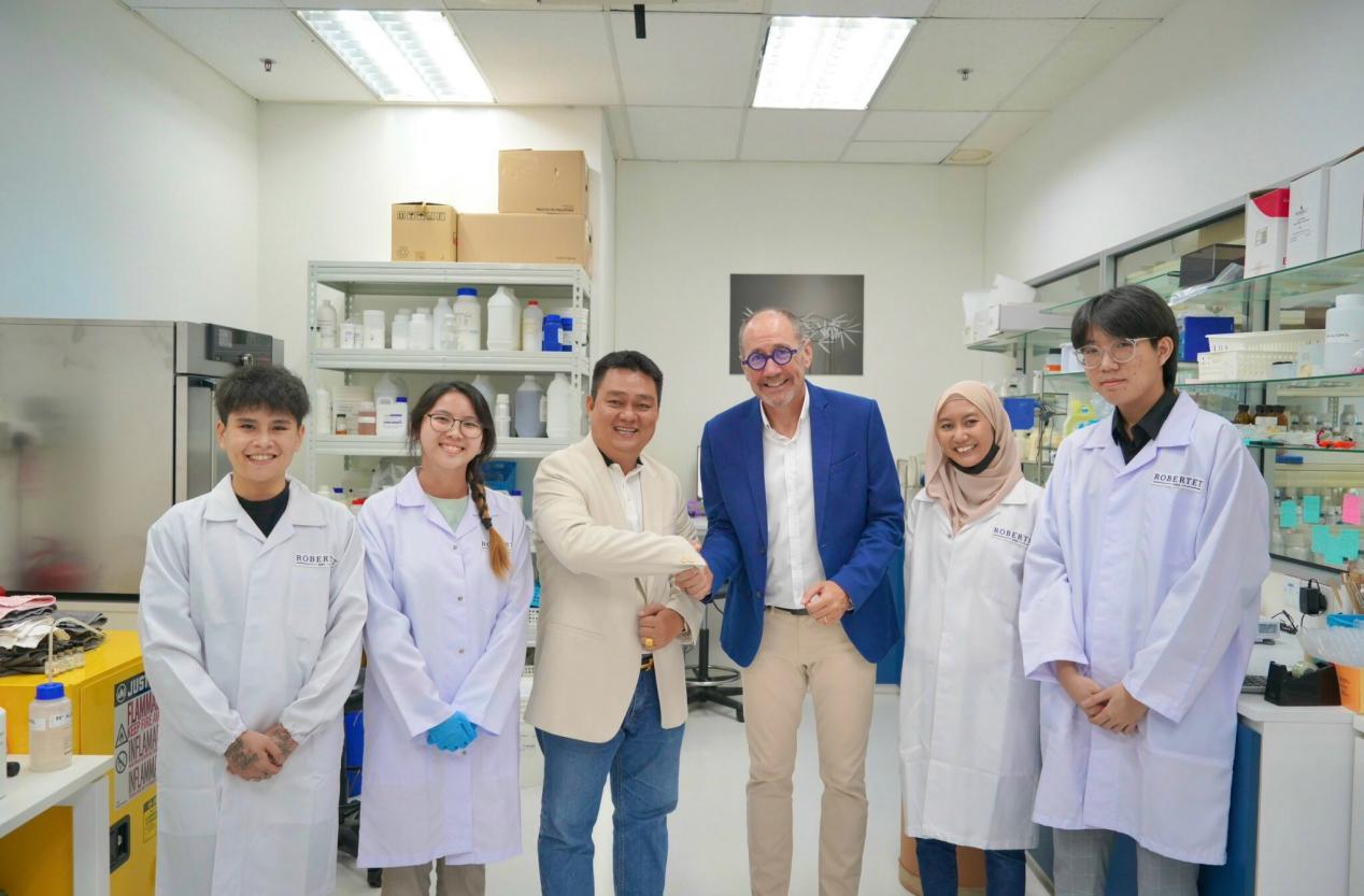 Anh Võ Khắc Huy cũng là một chuyên gia nghiên cứu nước hoa, anh đã cho ra mắt dòng sản phẩm nước hoa riêng của LA’P Việt Nam