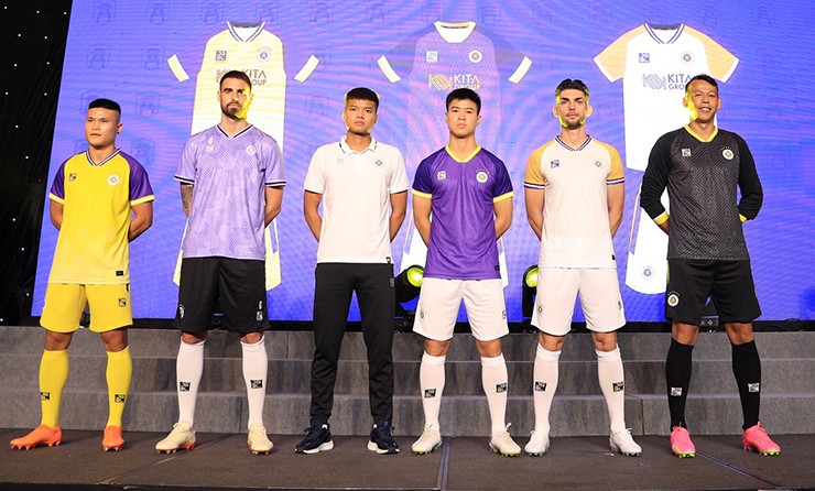 Các tuyển thủ quốc gia sẽ phải cạnh tranh vị trí với dàn sao đắt giá ở Hà Nội FC.