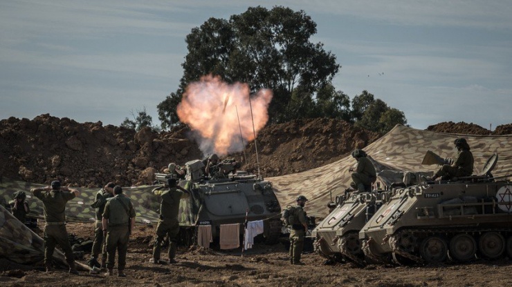 Pháo binh Israel nã pháo về phía Dải Gaza từ khu vực Be’eri phía đông biên giới ngày 17-10. Ảnh: THE NEW YORK TIMES