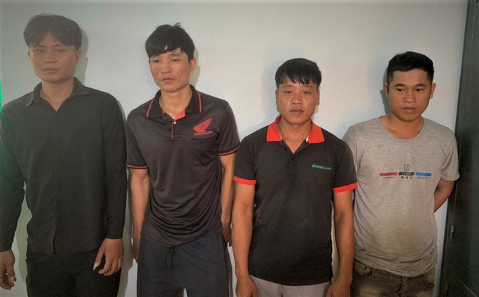 4 thanh niên khai mang súng đi săn bắn