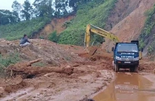 Đến sáng nay, vị trí sạt lở được xử lý và đường Hồ Chí Minh thông tuyến trở lại.