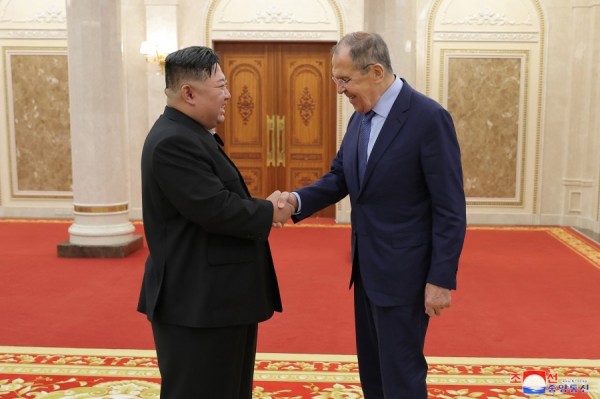 Nhà lãnh đạo Triều Tiên Kim Jong-un tiếp Ngoại trưởng Nga Sergei Lavrov. Ảnh: KCNA