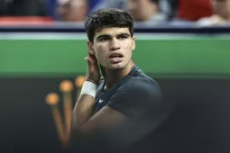 Alcaraz nhận cảnh báo “xấu“ nếu tiếp tục nhăm nhe đánh bại Djokovic