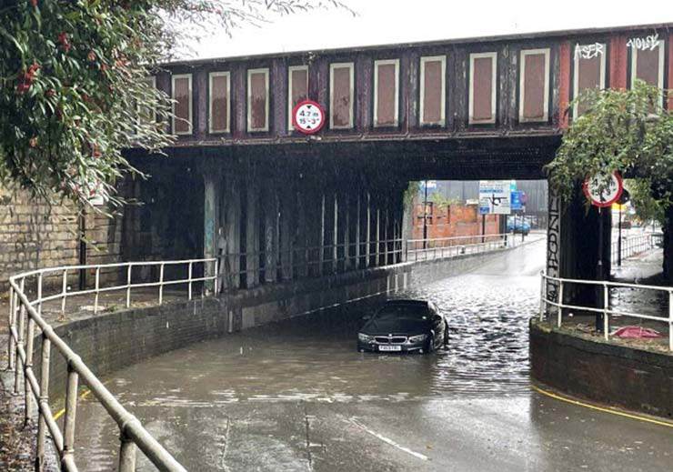 Mưa lớn khiến nhiều vùng tại Anh và Scotland bị ngập lụt