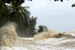 Tin tức trong ngày - Bão số 5 bất ngờ quay ngoắt 180 độ trên Biển Đông