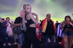 Thời trang - "Cô gái có hình xăm lớn ở ngực" mặc đồ tập đi cổ vũ bóng đá, ai cũng ngoái lại nhìn