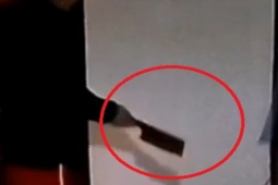 Phi thường - kỳ quặc - Phát hiện cửa nhà có hơn 70 vết dao chém, gia chủ "tái mặt" vì đoạn camera ghi hình