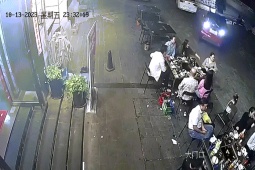 Phi thường - kỳ quặc - Clip: Nhóm thực khách gặp chuyện kinh hoàng khi đang dùng bữa ở quán ăn bên đường