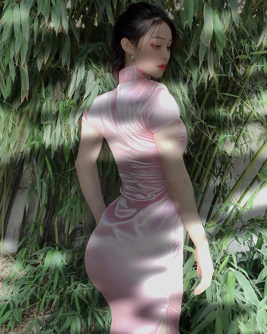 "Thiên thần cơ bắp hot nhất Trung Quốc" diện váy bó sát tôn đường cong quyến rũ - 7