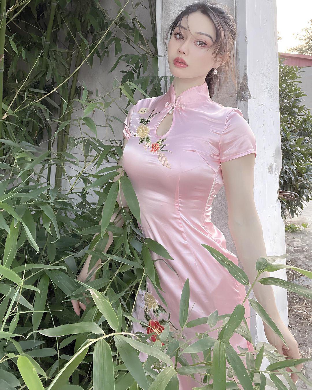 "Thiên thần cơ bắp hot nhất Trung Quốc" diện váy bó sát tôn đường cong quyến rũ - 8