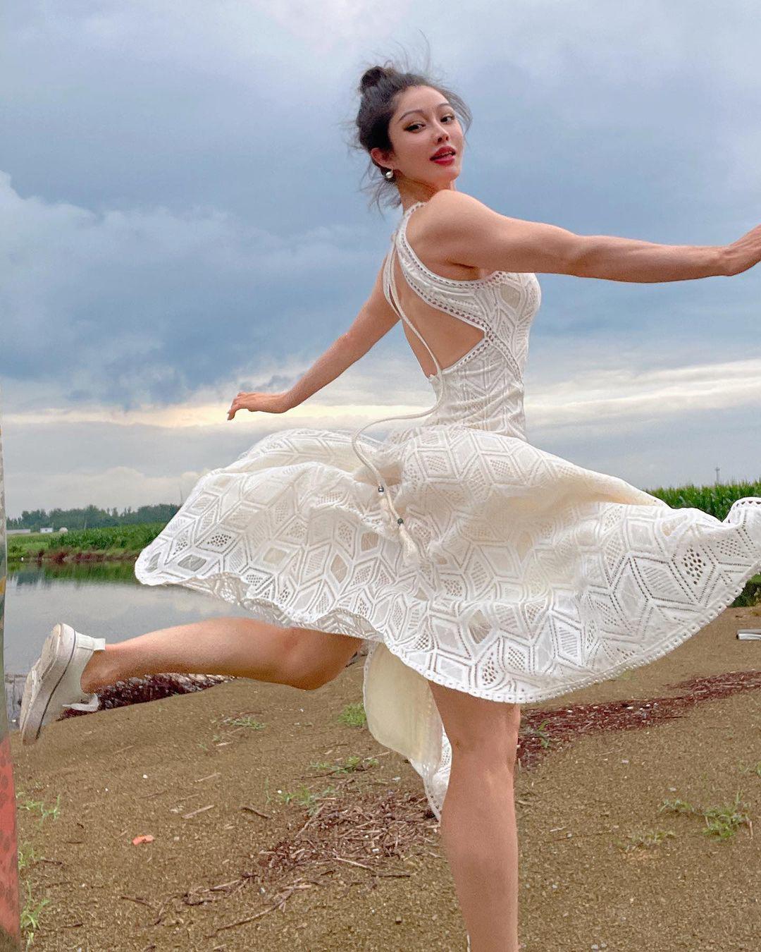 "Thiên thần cơ bắp hot nhất Trung Quốc" diện váy bó sát tôn đường cong quyến rũ - 4