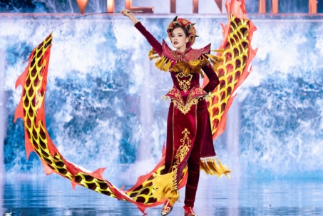 Hoàng Phương diễn trang phục dân tộc “Thiên Long” ấn tượng ở Miss Grand International 2023