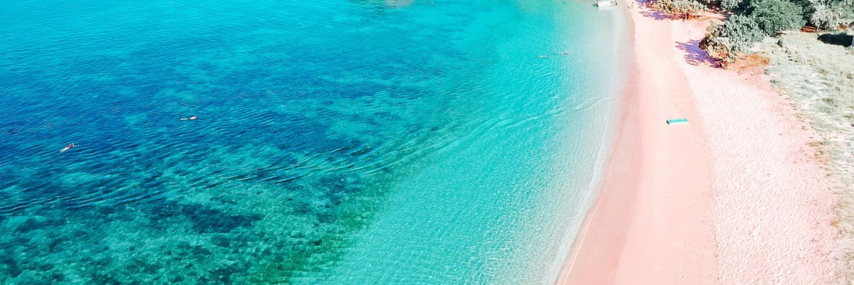 Bãi biển màu hồng hiếm có trên thế giới.