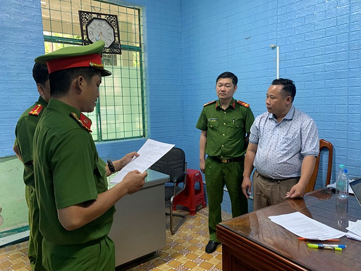 Cơ quan điều tra tống đạt các quyết định khởi tố, bắt tạm giam đối với Nguyễn Văn Minh
