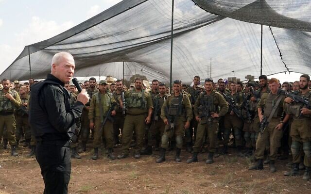 Bộ trưởng Quốc phòng Israel Minister Gallant&nbsp;trò chuyện với các binh sĩ đóng quân gần Gaza.