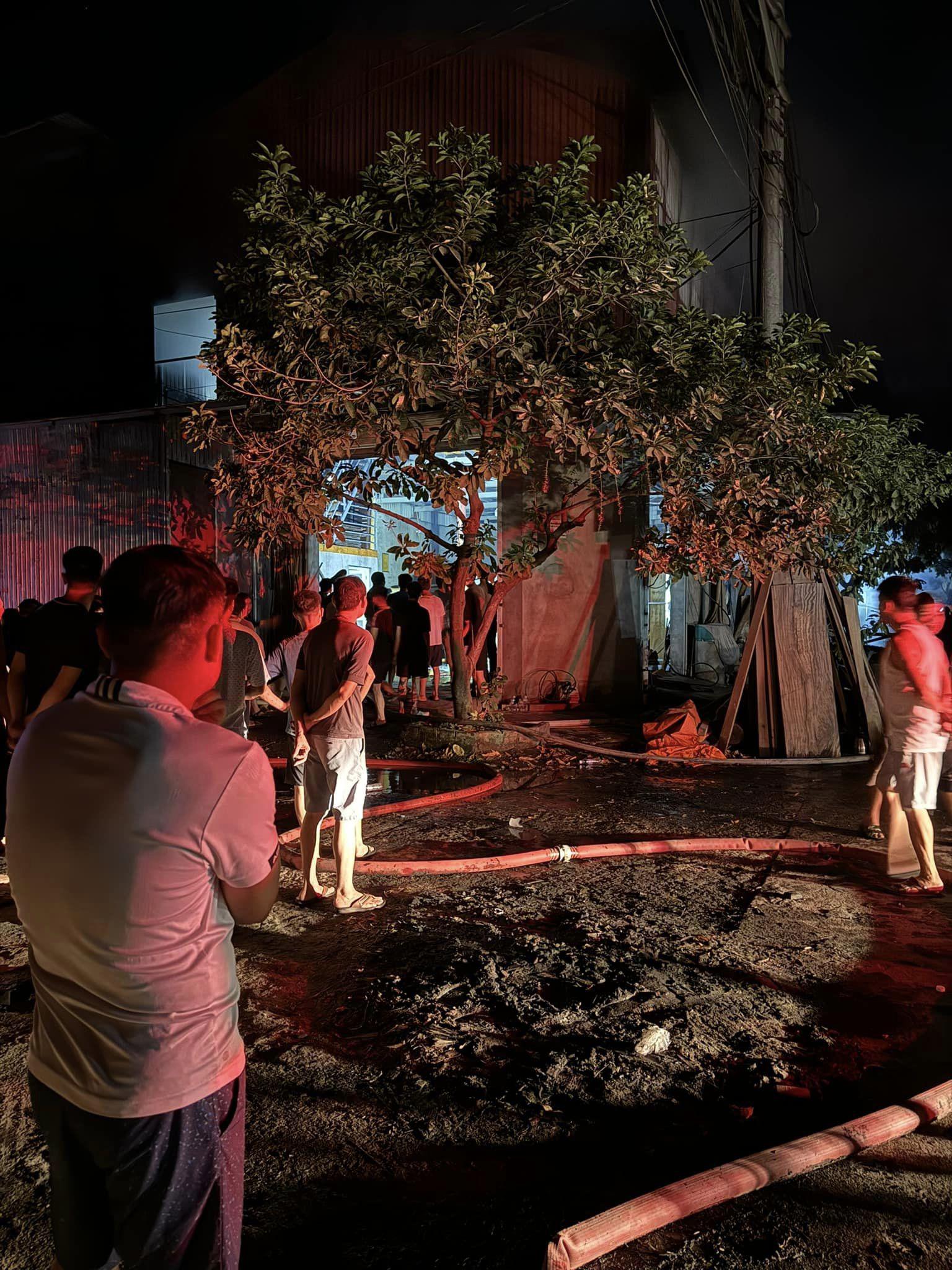 Nhiều người dân tập trung xung quanh hiện trường vụ cháy để theo dõi lực lượng chức năng dập lửa.