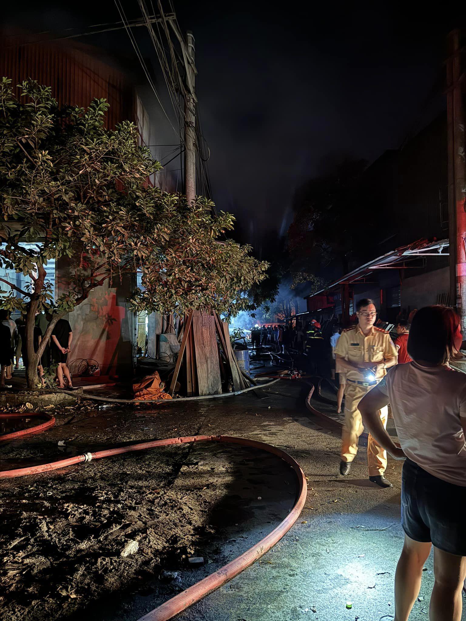 Mất gần 4 tiếng đồng hồ để dập tắt đám cháy tại Yên Lạc, Vĩnh Phúc.